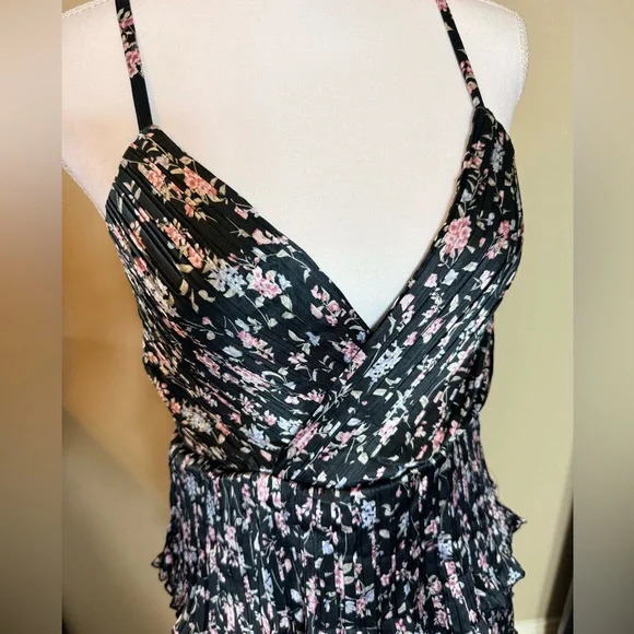 NWT Lulus Quaint Cutie Floral Tiered Dress size medium - Picture 8 of 9